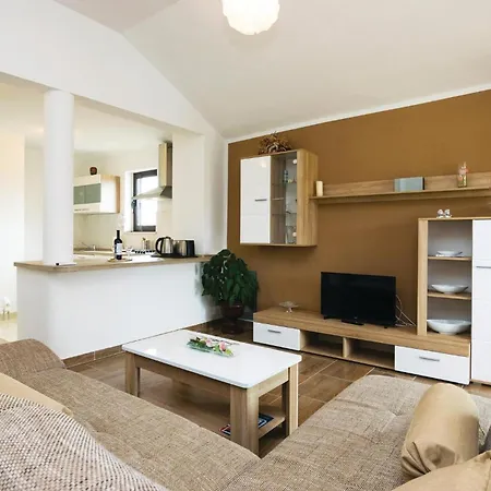 Apartment Beautiful In Sukosan Donje Rastane