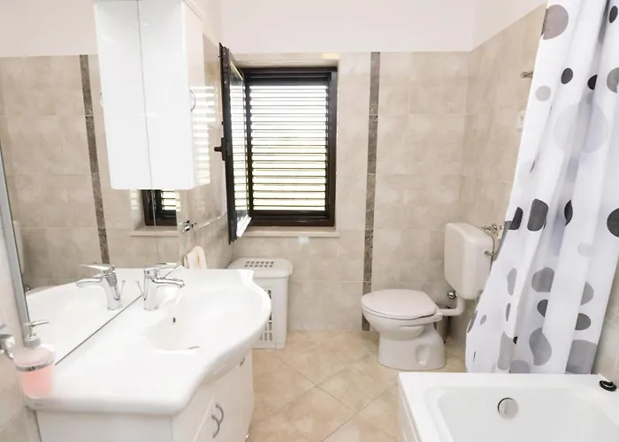 Apartamento Beautiful In Sukosan